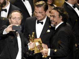 Leonardo DiCaprio (centro) ganó su primer Oscar acompañado del talento de los mexicanos Lubezki e Iñárritu. AP / C. Pizzello