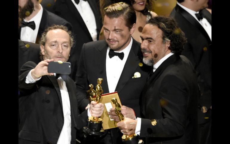 Leonardo DiCaprio (centro) ganó su primer Oscar acompañado del talento de los mexicanos Lubezki e Iñárritu. AP / C. Pizzello