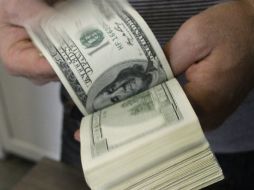 Para este lunes, se espera que el tipo de cambio cotice entre 18.00 y 18.20 pesos por dólar. AP / ARCHIVO