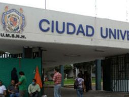 Cerca de tres mil 500 docentes universitarios denuncian el adeudo que la Rectoría tiene con ellos. TWITTER / @MedardoSernaG