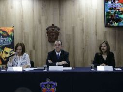 Presentación. Gabriela Cañedo, coordinadora de RP de la CNIT; Roberto Anaya, director de dicha Cámara, y Ana Mendoza, RP del CCU. ESPECIAL / UdeG