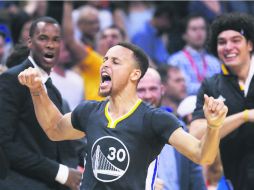 Stephen Curry celebra tras conseguir el triple que le dio el triunfo a los Warriors sobre Oklahoma City el sábado por la noche. AP / S. Ogrocki