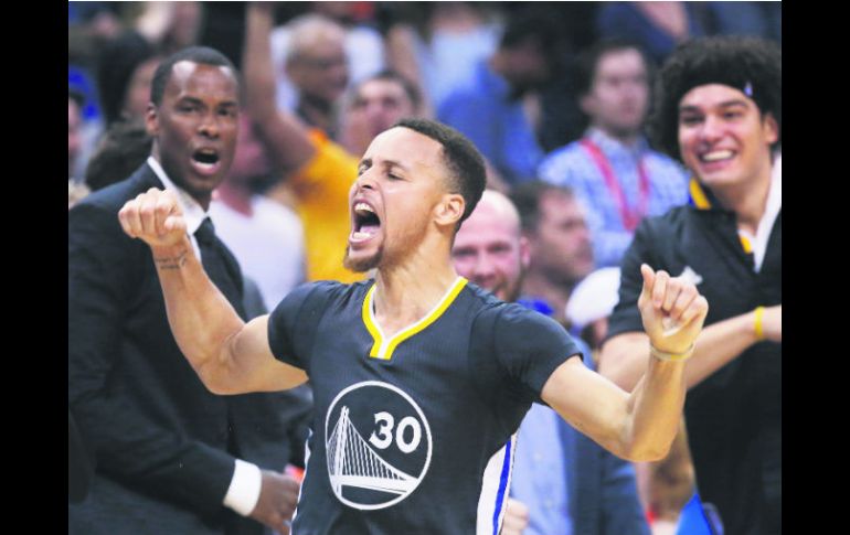 Stephen Curry celebra tras conseguir el triple que le dio el triunfo a los Warriors sobre Oklahoma City el sábado por la noche. AP / S. Ogrocki