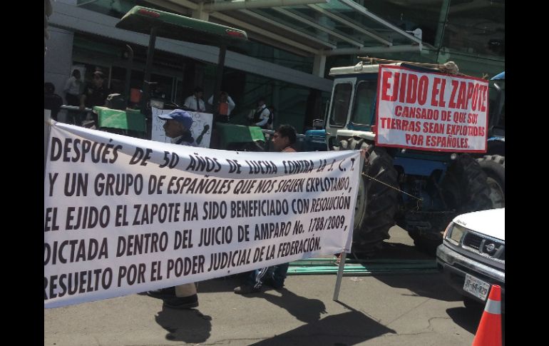 Los ejidatarios se instalaron desde ayer lunes para exigir el pago de sus predios. EL INFORMADOR /