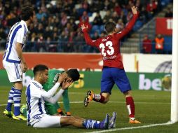 El delantero Luciano Vietto (d), del Atlético, celebra el primer gol colchonero, junto a Reyes (2i), que remató para marcar autogol. EFE / K. Huesca