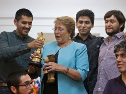 Bachelet posó junto al equipo y la estatuilla, primera que recibe una producción chilena. AP / E. Felix