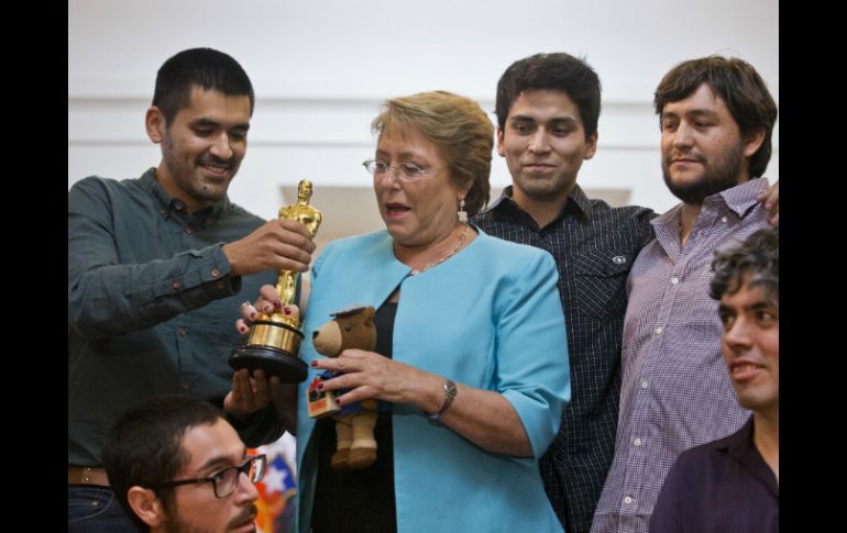 Bachelet posó junto al equipo y la estatuilla, primera que recibe una producción chilena. AP / E. Felix