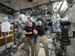 El estadounidense Scott Kelly y el ruso Mijaíl Kornienko permanecieron durante 340 días en la EEI. AP /