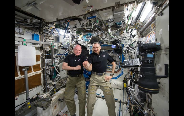 El estadounidense Scott Kelly y el ruso Mijaíl Kornienko permanecieron durante 340 días en la EEI. AP /