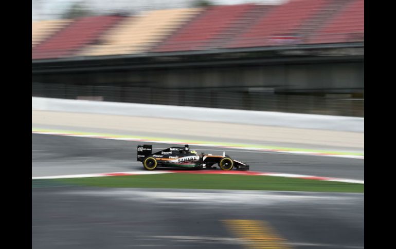 El auto del piloto tapatío dio 58 vueltas en Montmeló. AFP / J. Lago