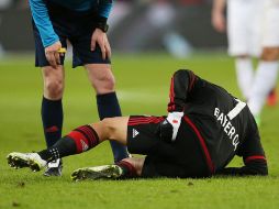 Javier 'Chicharito' Hernández cae al suelo en la primera parte con la molestia en la zona del glúteo. MEXSPORT /