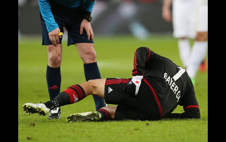 Javier 'Chicharito' Hernández cae al suelo en la primera parte con la molestia en la zona del glúteo. MEXSPORT /