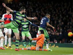 En la segunda mitad, el arquero Peter Cech salió a destiempo, factor que aprovechó Ashley Williams para anotar el segundo gol. AP / F. Augstein