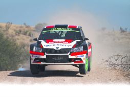 El piloto peruano Nicolás Fuchs conduce su auto durante la jornada de prácticas previo al arranque de las competencias. MEXSPORT /