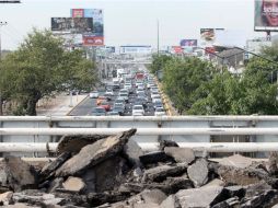 Desde el puente vehicular de Periférico que cruza López Mateos se observó ayer una fila interminable de autos debido al cierre vial. EL INFORMADOR / M. Vargas