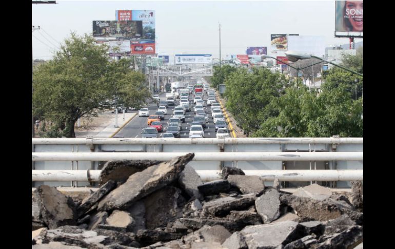 Desde el puente vehicular de Periférico que cruza López Mateos se observó ayer una fila interminable de autos debido al cierre vial. EL INFORMADOR / M. Vargas