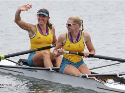 Sarah Tait (d) y Kate Hornsey (i) celebran su medalla de plata durante los Juegos Olímpicos de Londres en Dorne. EFE / ARCHIVO