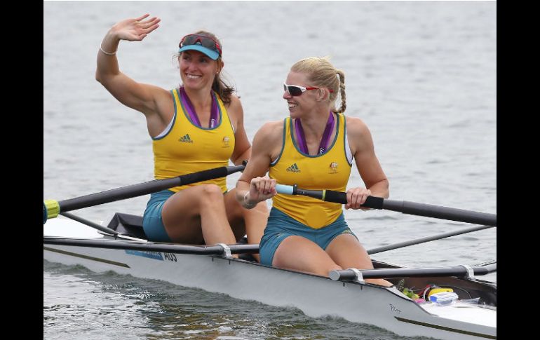 Sarah Tait (d) y Kate Hornsey (i) celebran su medalla de plata durante los Juegos Olímpicos de Londres en Dorne. EFE / ARCHIVO