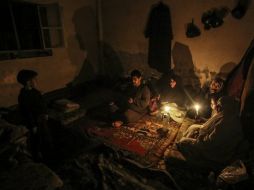 Desde el comienzo de la guerra, varias regiones de Siria sufren cortes intermitentes debido a combates y bombardeos aéreos. EFE / M. Badra