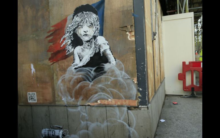 En enero, Banksy dejó un mural en una pared frente a la embajada francesa en Londres. AP / ARCHIVO