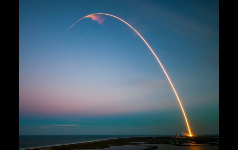 El cohete fracasó en aterrizar de una forma controlada sobre una plataforma flotante en el océano Atlántico. TWITTER / @SpaceX