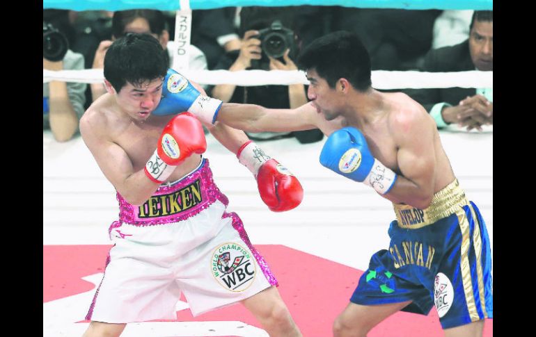 Pelea estelar. Ganigan López (der) conecta al nipón Yu Kimura durante su combate de ayer. AFP /