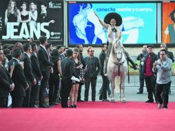 De fiesta. “El Charro de Toluquilla”, personaje que hizo su aparición en la máxima fiesta cinematográfica local. ESPECIAL /