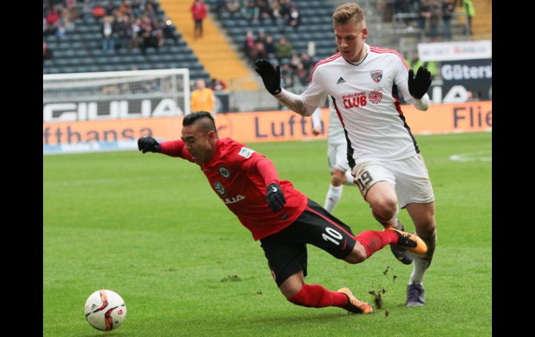 El ex de Chivas saca la casta por el Frankfurt. EFE / F. Rumpenhorst