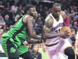 El alero LeBron James (der.) aportó 20 de sus 28 puntos en la segunda mitad del partido. AP /