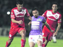 William Paredes. El defensa de Jaguares conduce el balón. NTX /