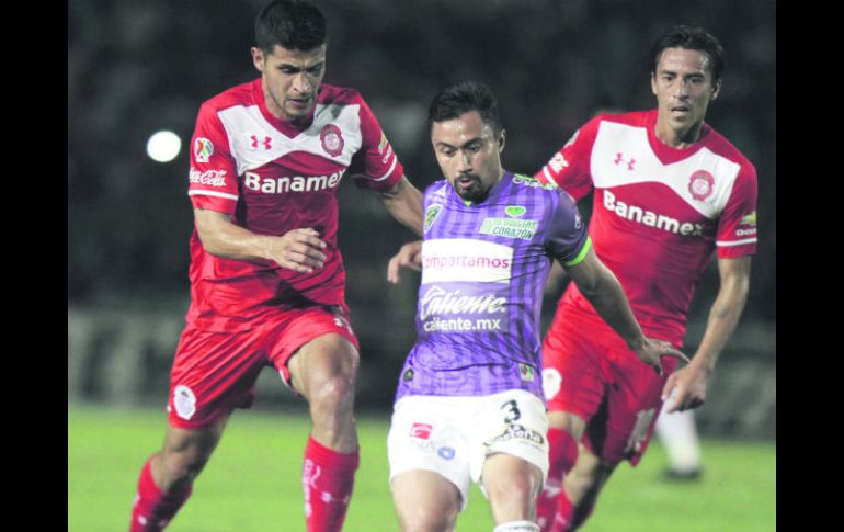 William Paredes. El defensa de Jaguares conduce el balón. NTX /