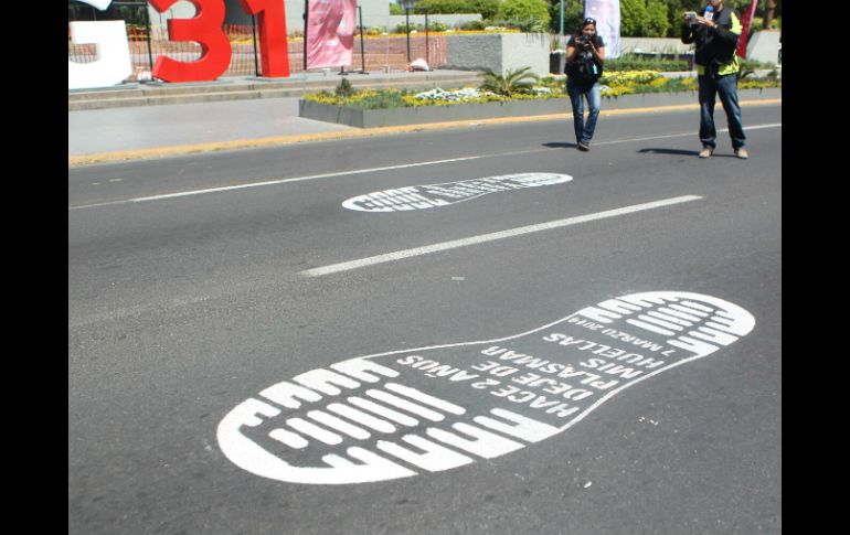 Afuera de la Rectoría General de la UdeG se observa una bota pintada con un mensaje dedicado a María Fernanda. EL INFORMADOR / A. Hinojosa