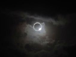 Durante el hecho, la Luna bloquea la totalidad de la cara del Sol, mientras que oscurece una porción de la corona interior. TWITTER / @NASA