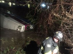 En el tren viajaban 214 personas. El siniestro se produjo en una zona rural unos 72 kilómetros al este de San Francisco. TWITTER / @AlamedaCoFire