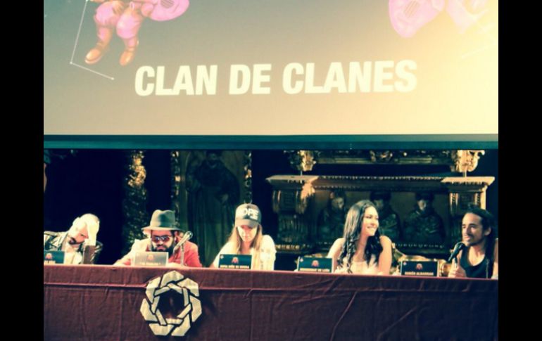 Clan de Clanes está coordinado por la cantante Montserrat de León así como por el líder de Café Tacvba. TWITTER / @vivelatino