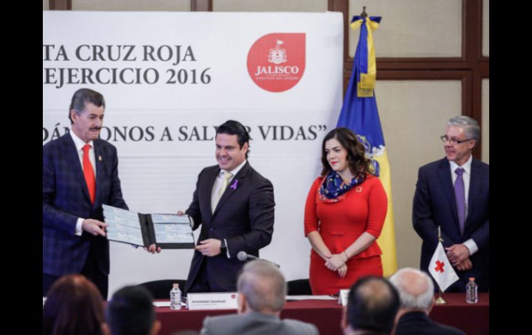 Imagen de la entrega de los 14 millones 116 mil pesos para la Cruz Roja Mexicana. ESPECIAL / Flickr / Aristóteles Sandoval