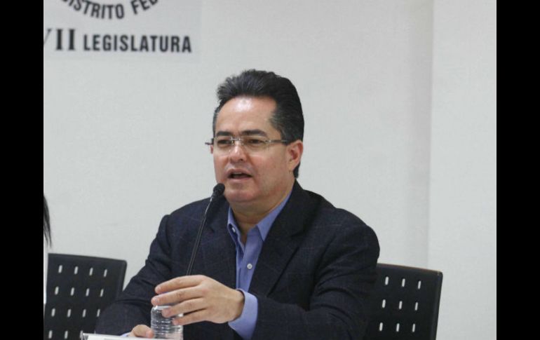 Leonel Luna, presidente de la Comisión de Gobierno, recibió la iniciativa para reformar diversos artículos al Código Civil. SUN / ARCHIVO