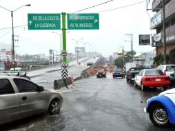 Fue necesario utilizar grúas, ya que los autos arrastrados por la corriente cayeron a una zanja. SUN / ARCHIVO