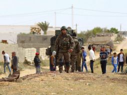 Soldados tunecinos hacen guardia en la frontera tras varios disturbios con militantes cerca de la frontera con Libia. EFE / STRINGER