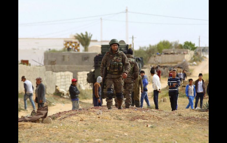 Soldados tunecinos hacen guardia en la frontera tras varios disturbios con militantes cerca de la frontera con Libia. EFE / STRINGER