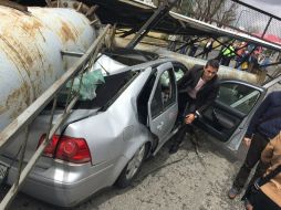 La estructura cae sobre dos autos de forma impresionante. SUN / J. Alvarado