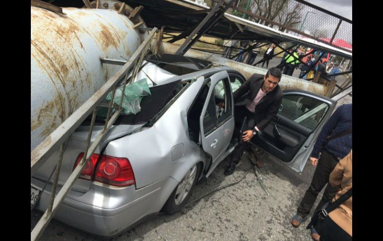 La estructura cae sobre dos autos de forma impresionante. SUN / J. Alvarado