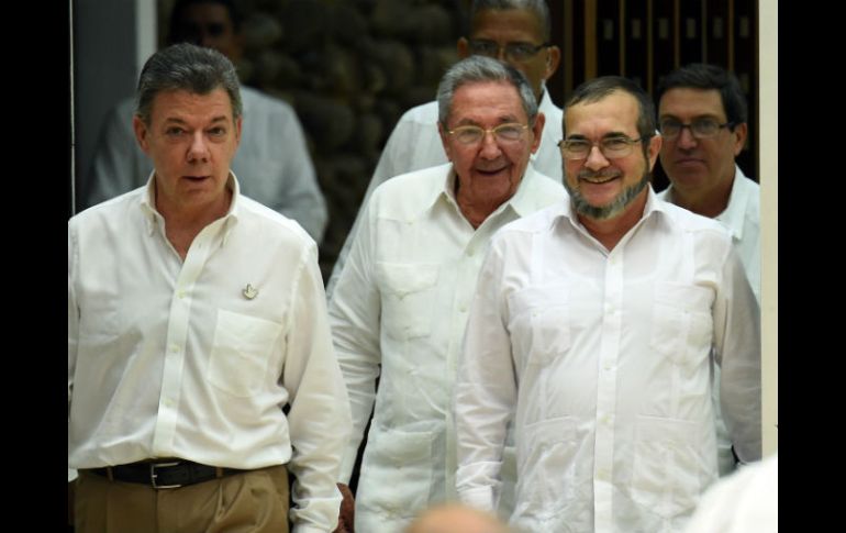 Santos y el líder de las FARC anunciaron el pasado septiembre un plazo máximo de seis meses para alcanzar un pacto final de paz. AFP / ARCHIVO