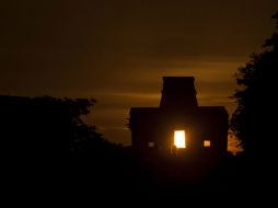 En esa antigua ciudad mayael reflejo de los rayos del Sol genera un juego de triángulos en la parte norte del edificio. EFE / ARCHIVO