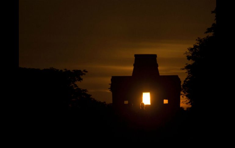 En esa antigua ciudad mayael reflejo de los rayos del Sol genera un juego de triángulos en la parte norte del edificio. EFE / ARCHIVO