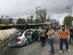 Esta tarde, el fuerte clima provocó que un espectacular cayera sobre algunos vehículos en un municipio de Edomex. SUN / J. Alvarado