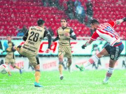 El rojiblanco Michel Vázquez dispara a gol, pero falla en su intento. Así fue la tónica del Guadalajara. MEXSPORT /