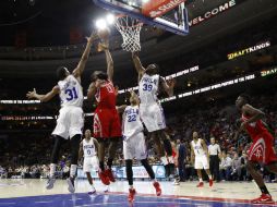 James Harden (13) realiza una anotación. AP / M. Slocum