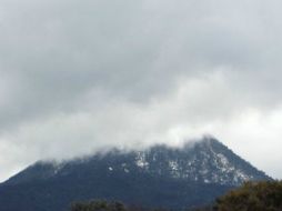 El cerro del Tecolote, en Zacapu, es cubierto de nieve; según reporte de Protección Civil. TWITTER / @pcmichoacan