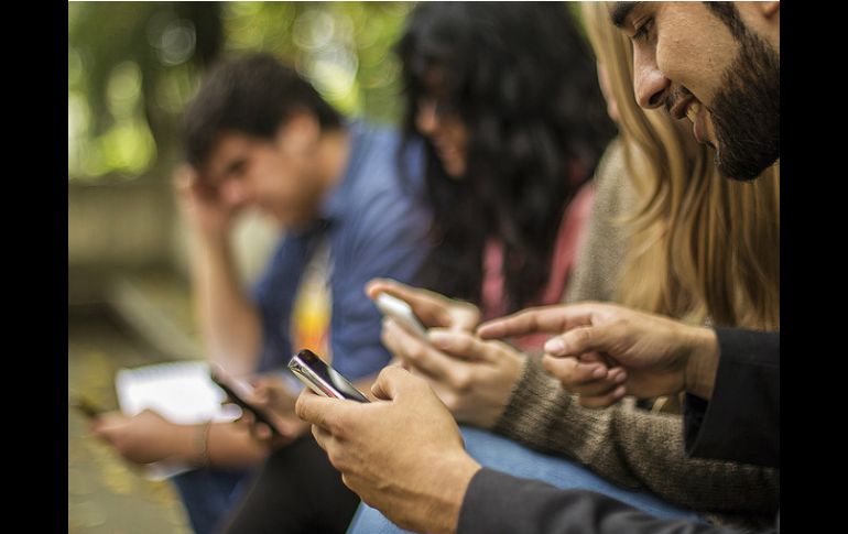 El dispositivo a través del cual se conectan a Internet con mayor frecuencia es el teléfono inteligente con 68 por ciento. EL INFORMADOR / ARCHIVO